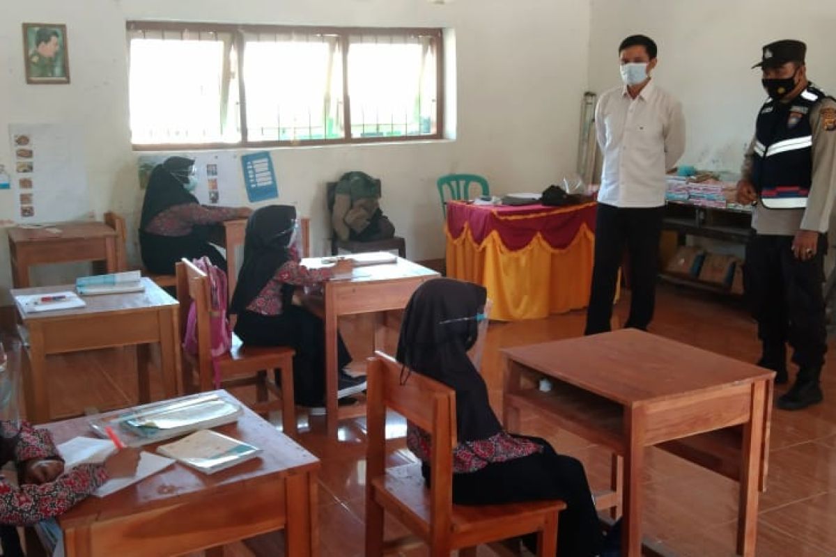 Sambangi Sekolah, Bhabinkamtibmas Batu Tering Awasi Penerapan Prokes