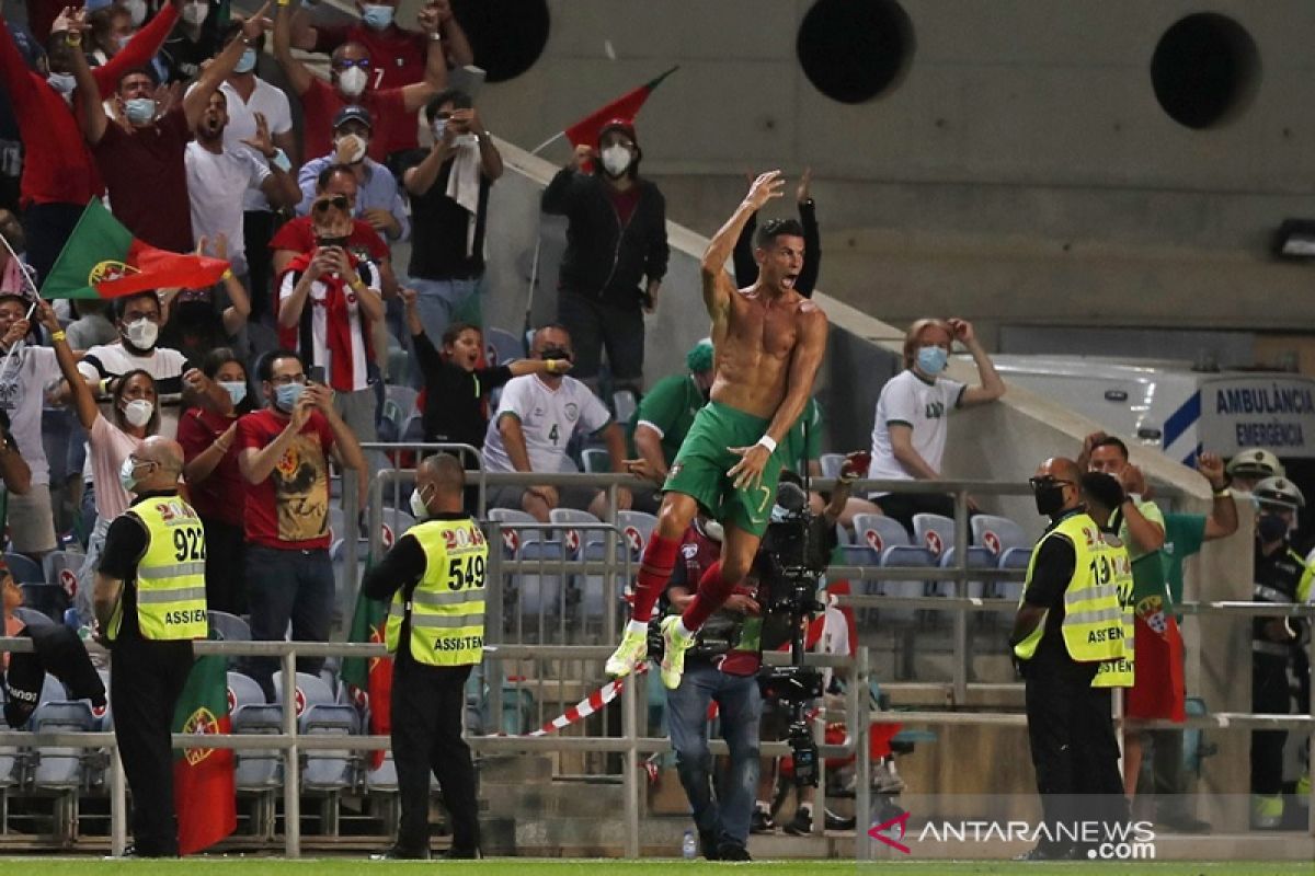 Cristiano Ronaldo bawa Portugal menang dramatis 2-1 atas Irlandia