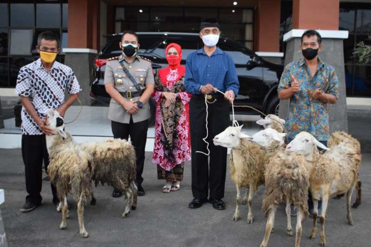 Polisi purnatugas di Temanggung dapat cenderamata dua ekor kambing