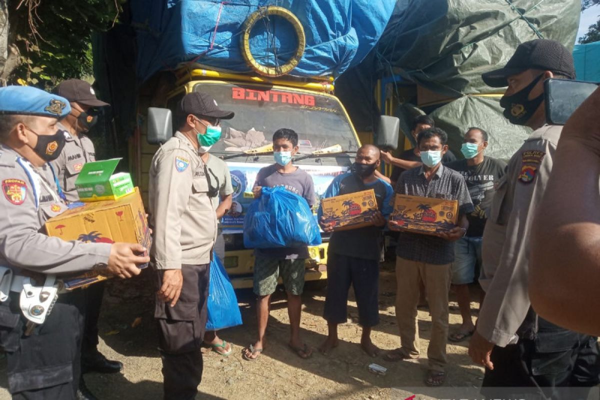 Puluhan truk logistik tujuan NTT tertahan di Pelabuhan Lembar Lombok