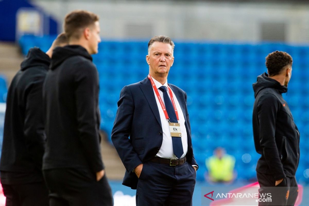 Louis van Gaal terpapar COVID-19