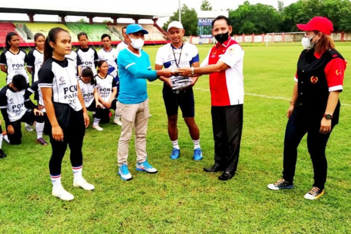 PON Papua-Ketua KONI Palangka Raya berikan bantuan kepada tim Kalteng Putri