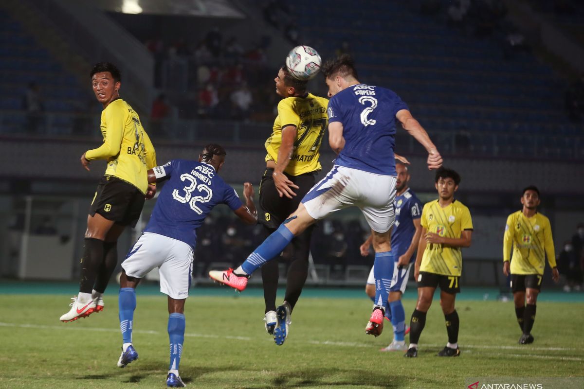 Pelatih Persib Bandung puji debut duet Klok-Rashid