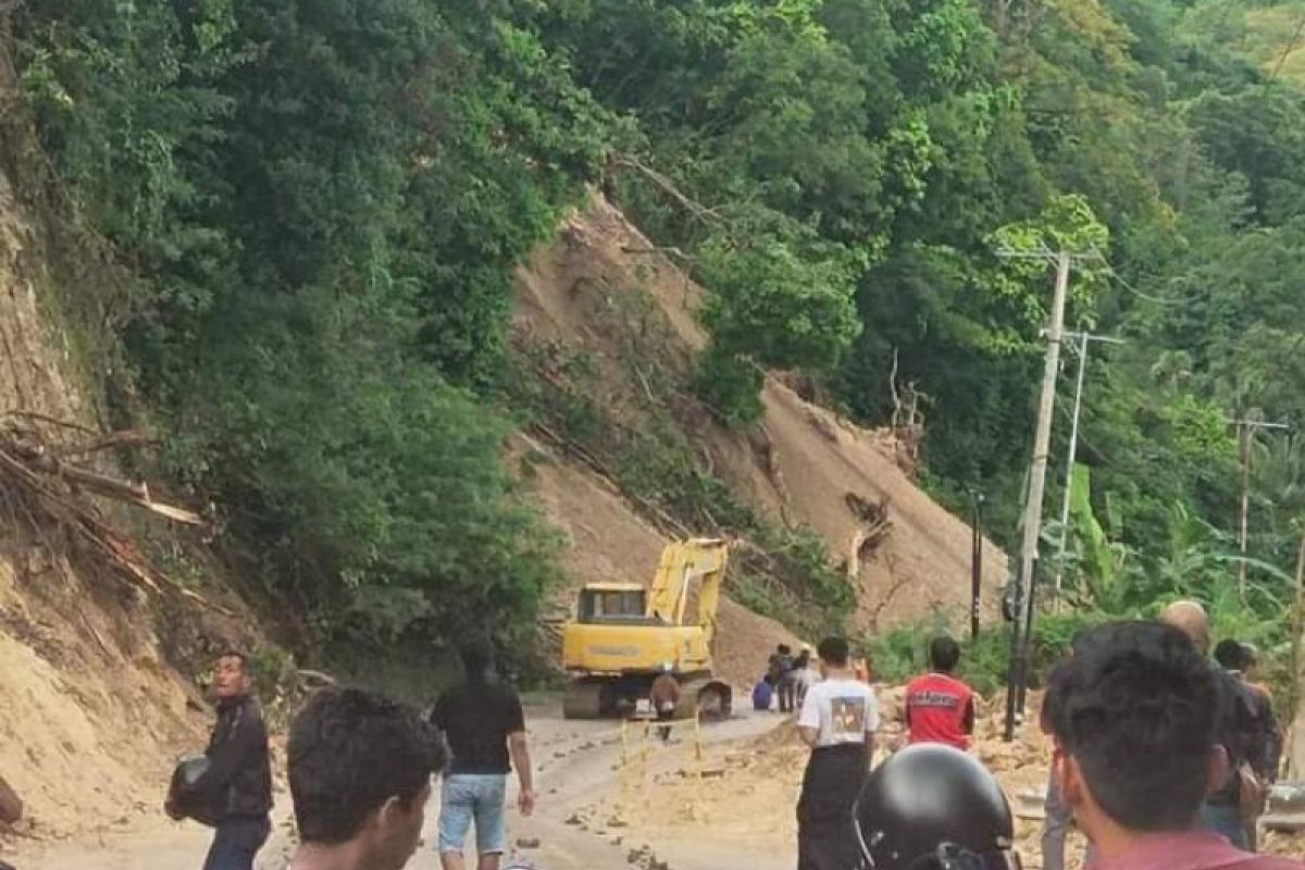 Jalan poros Majene--Mamuju Sulbar tertutup longsor