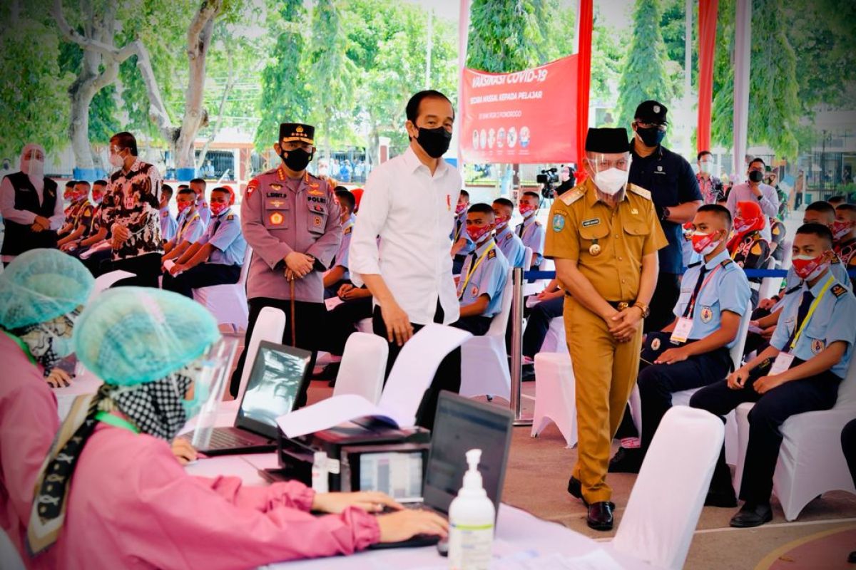 Presiden Jokowi tinjau vaksinasi pelajar dan santri di Ponorogo, Jawa Timur