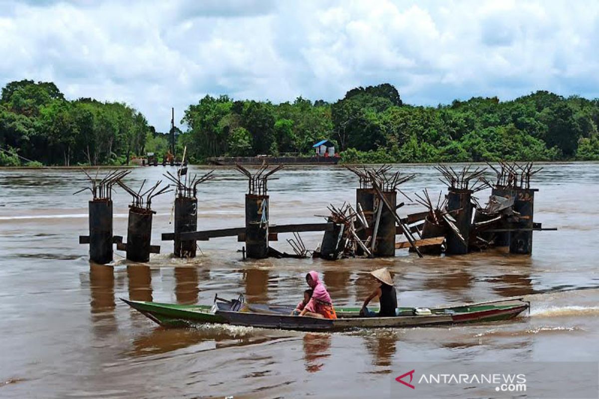 Ditabrak tongkang, tiang pancang Jembatan Tp Laung - Sikan mengalami kerusakan