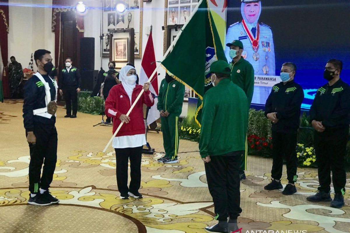 Gubernur Jatim Khofifah berpesan agar atlet menyatu dengan masyarakat di Papua