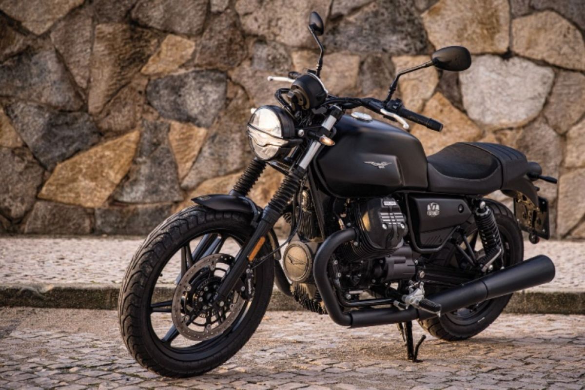 Moto Guzzi serahkan New V7 Stone pada konsumen pertama Indonesia