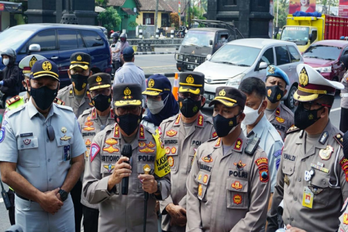 Jasa Raharja berikan paket sembako pada roadshow check point PPKM