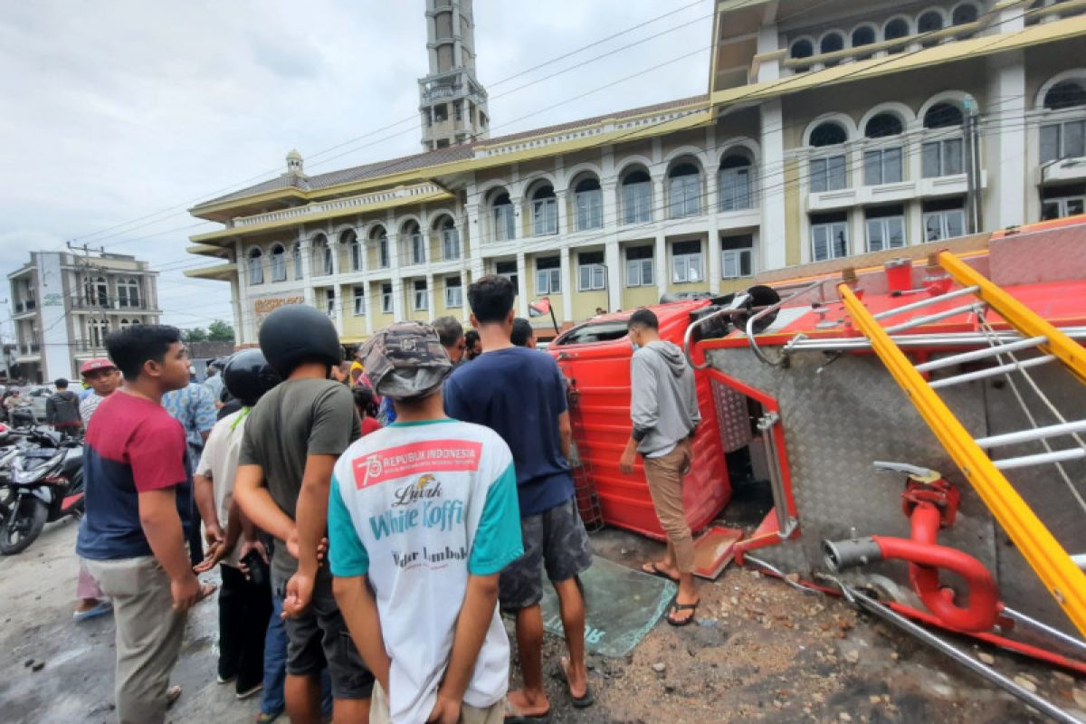 Hindari pengendara sepeda motor, mobil damkar terguling