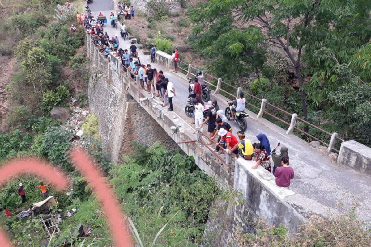 Tak kuat menanjak mobil tangki air terjun bebas ke bawah jembatan Lelonggek Suela