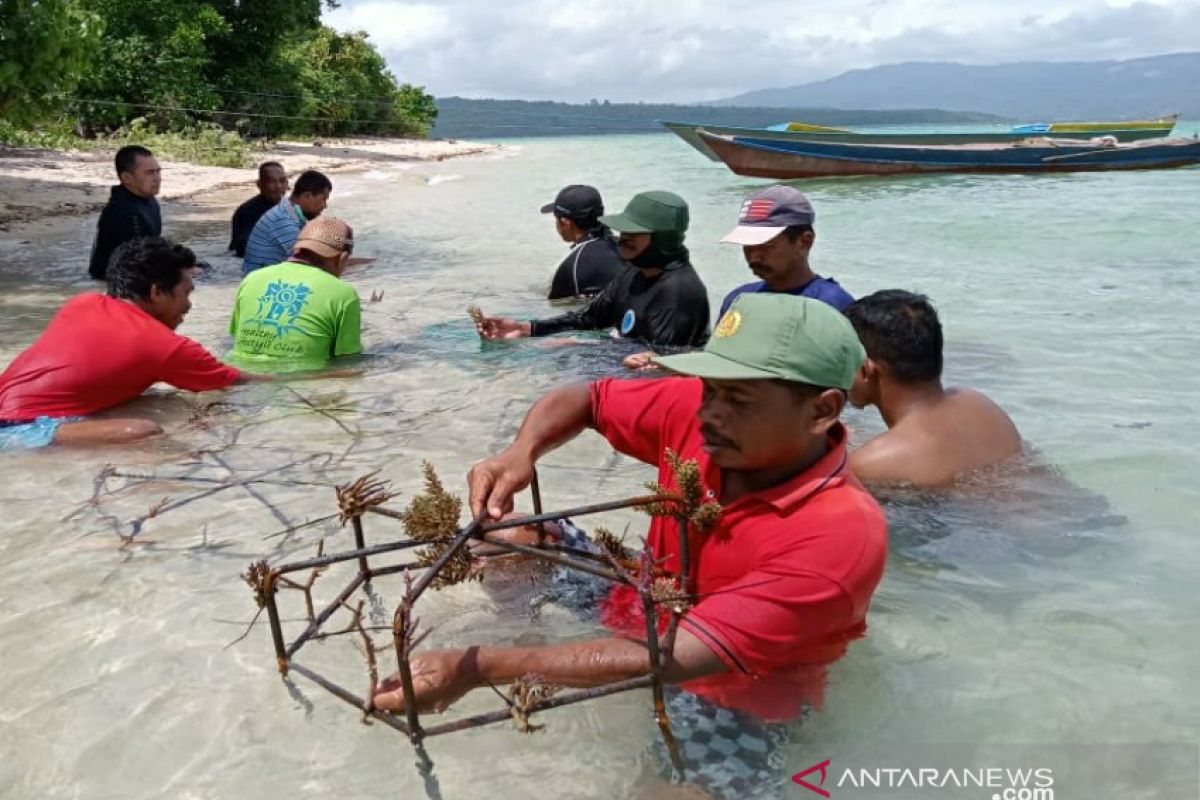 Menjaga surga bawah laut Kapontori dan ancaman nyawa bagi nelayan