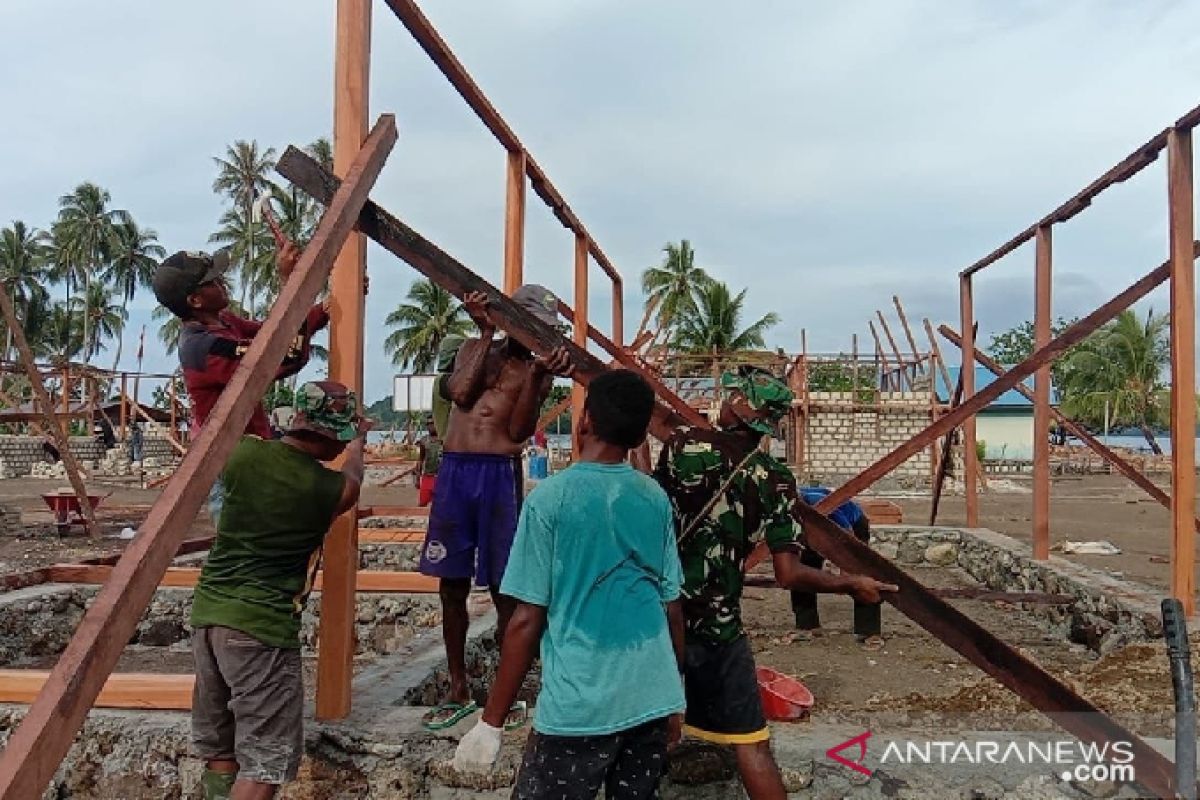 Satgas TMMD Kodim 1710/Yawa kebut bangun rumah warga Miosnum Yapen