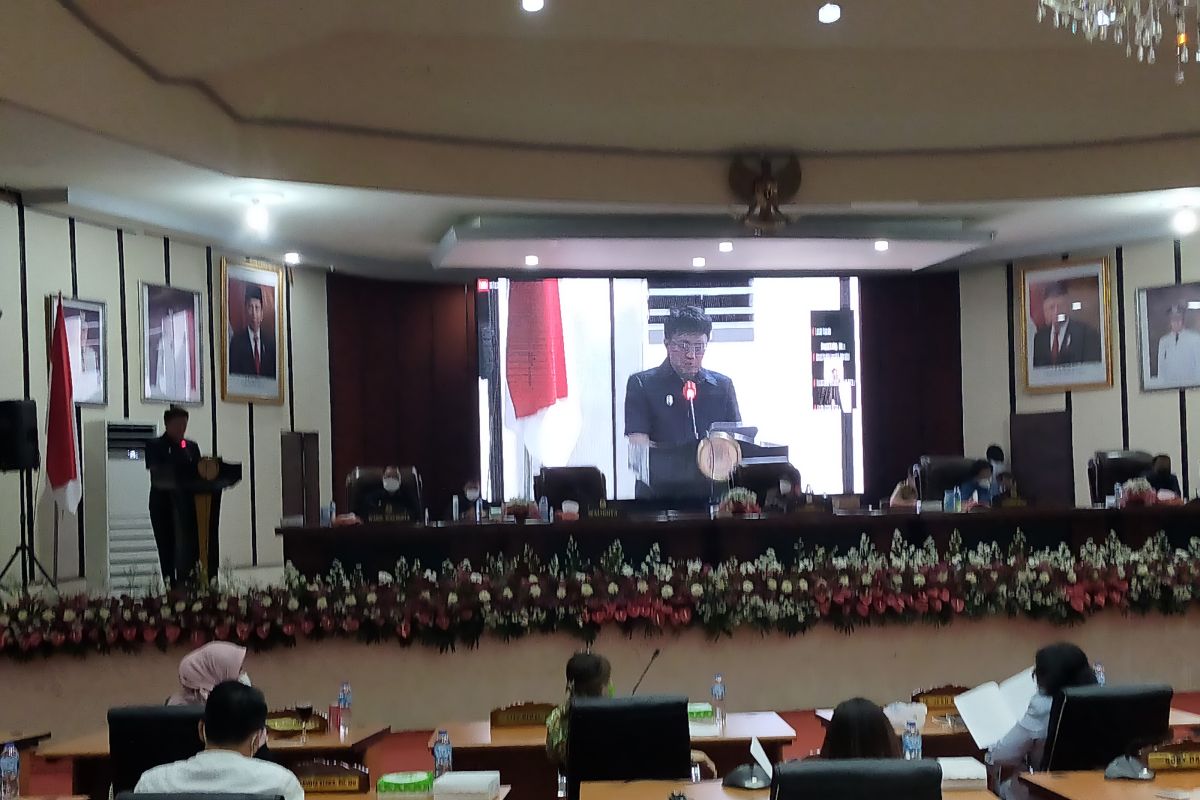 Wali Kota  sampaikan nota pengantar RAPBD-P Manado 2021 di Paripurna DPRD Manado