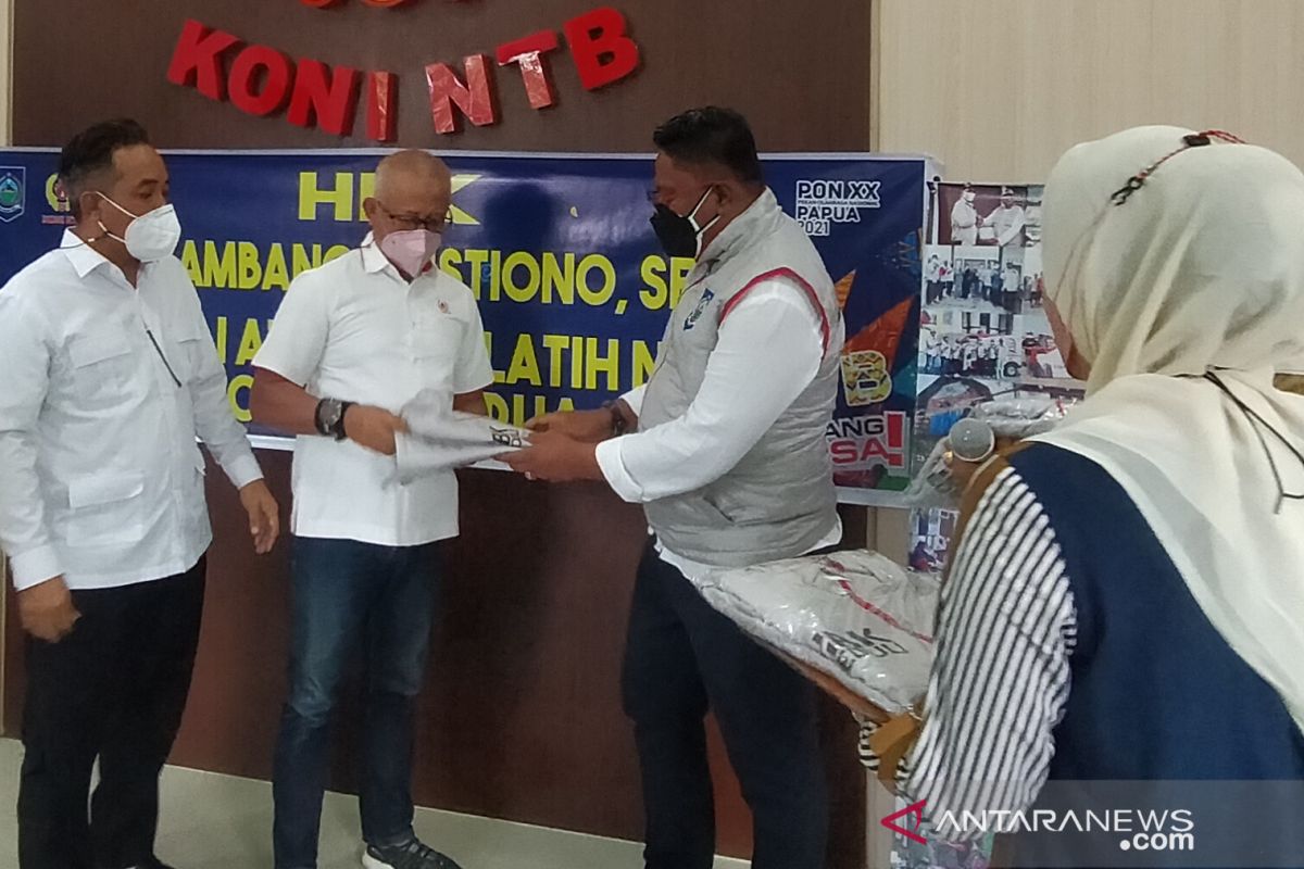 Anggota DPR menyalurkan 269 rompi untuk kontingen NTB pada PON Papua