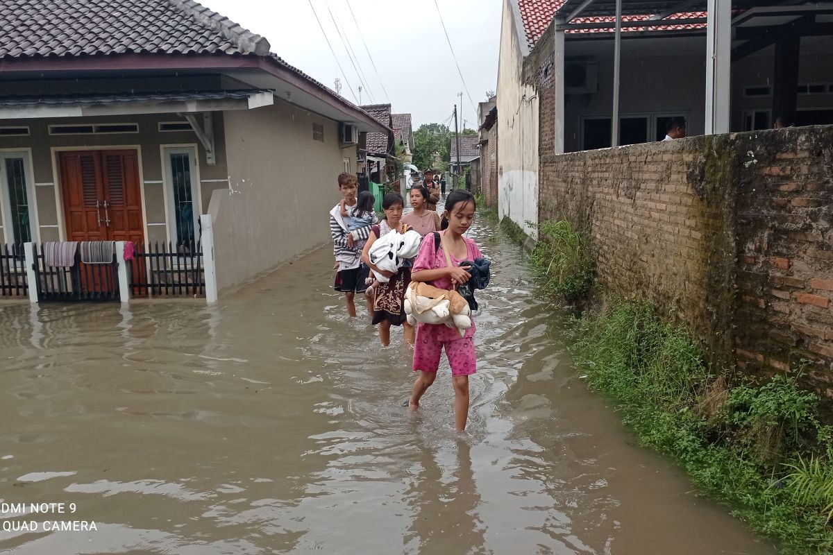 Rangkasbitung banjir, warga mulai mengungsi