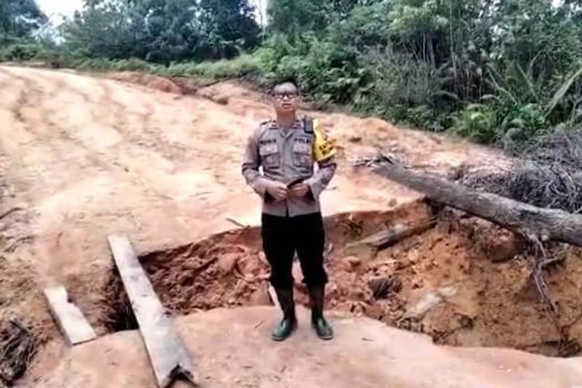 Jalan Kuala Kurun-Linau Kabupaten Gunung Mas putus karena longsor