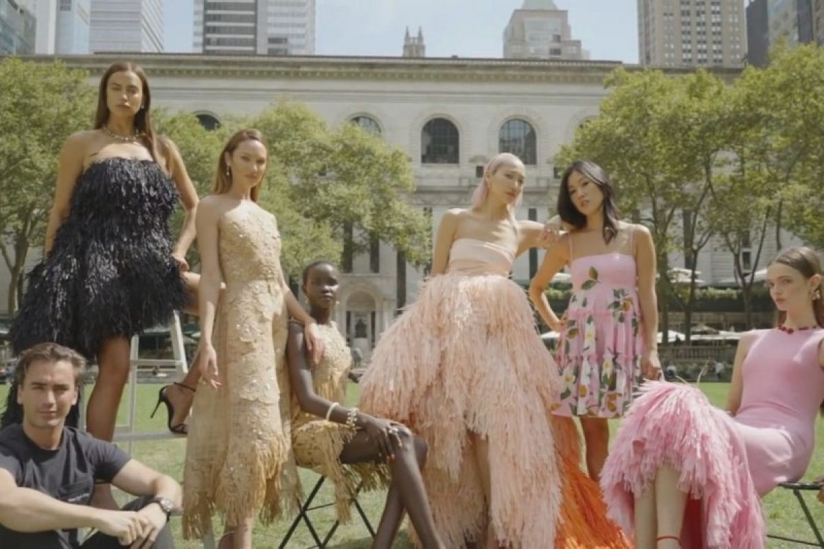 Tampilan video klip penuh warna Oscar de la Renta untuk NYFW