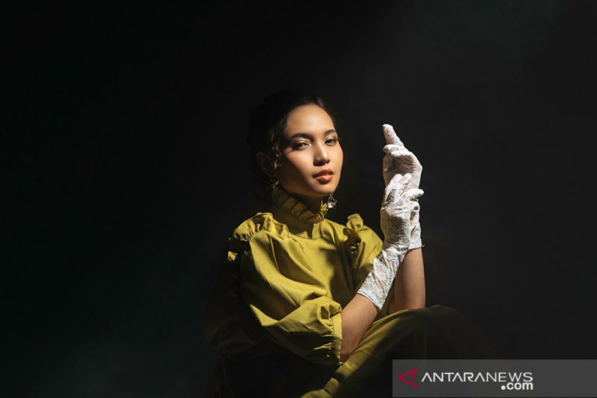 Karin debut musik lewat lagu "Manusia"