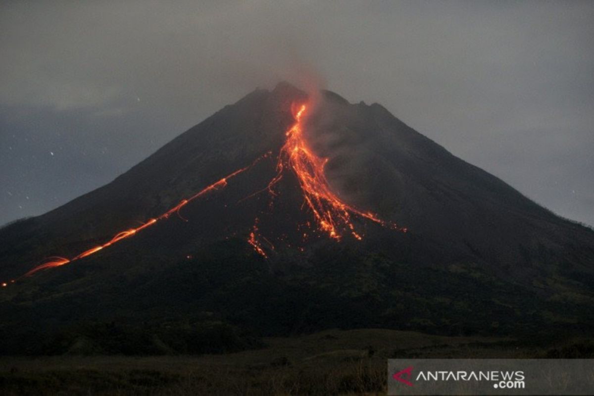 Gunung Merapi meluncurkan guguran lava pijar 10 kali hingga 1.500 meter