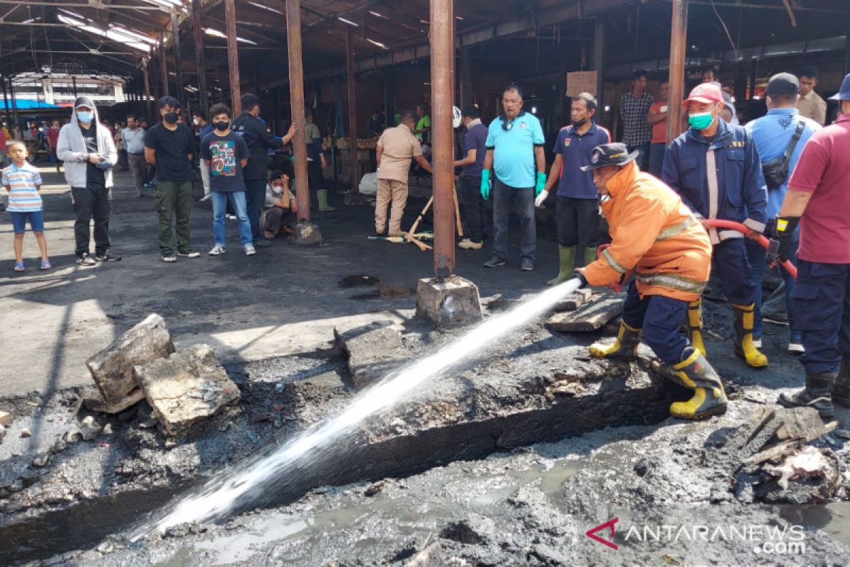 Mereka ini, gotong-royong lanjutkan pembersihan area kebakaran Pasar Bawah Bukittinggi