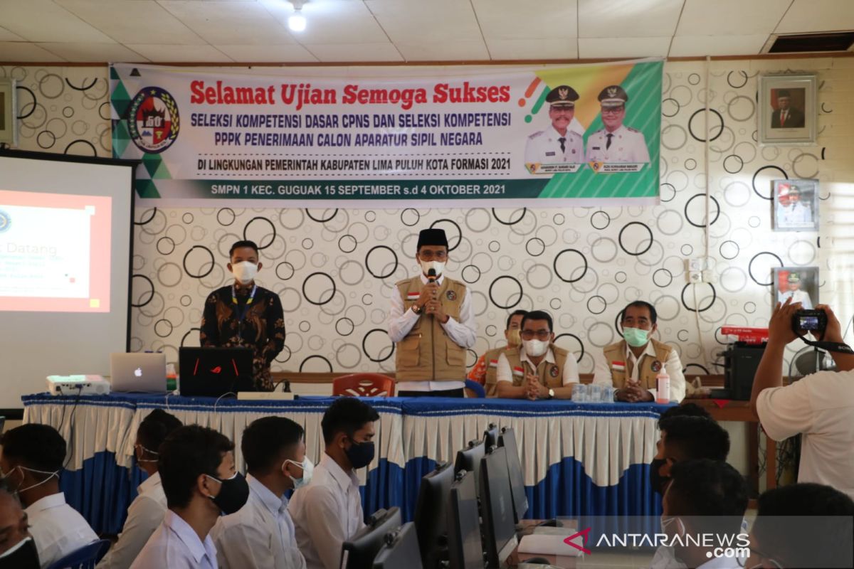 Tinjau pelaksanaan seleksi CPNS 2021, Bupati Limapuluh Kota ingatkan prokes COVID-19 dan motivasi para Peserta