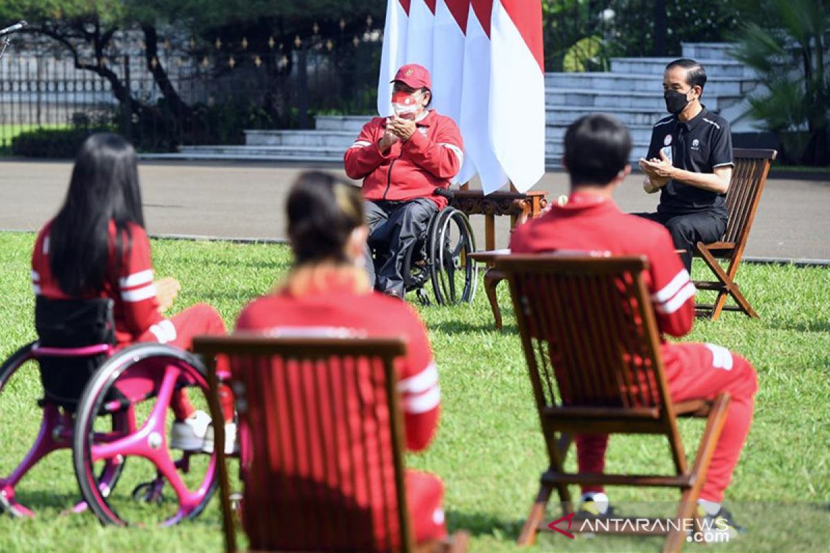 Presiden bertukar kenang-kenangan dengan  pebulu tangkis Leani Ratri Oktila