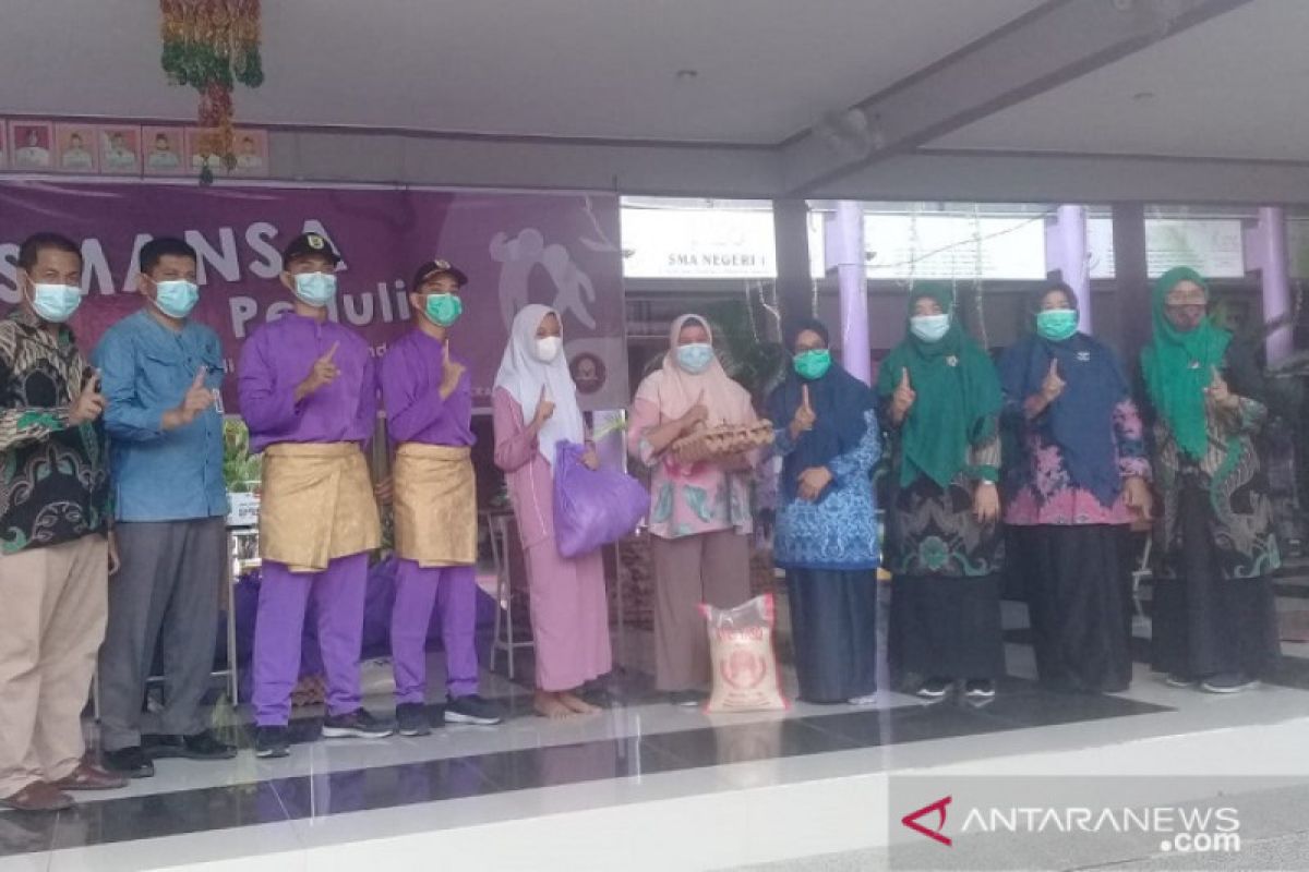 Tingkatkan kepedulian sesama,  SMA Ngeri I Pekanbaru bagikan 240 paket sembako