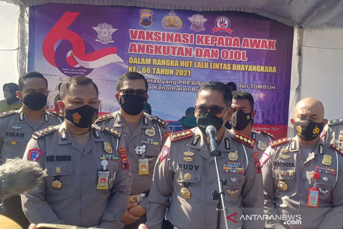 Ditlantas Polda Jateng memvaksin pengojek daring  dan angkutan umum