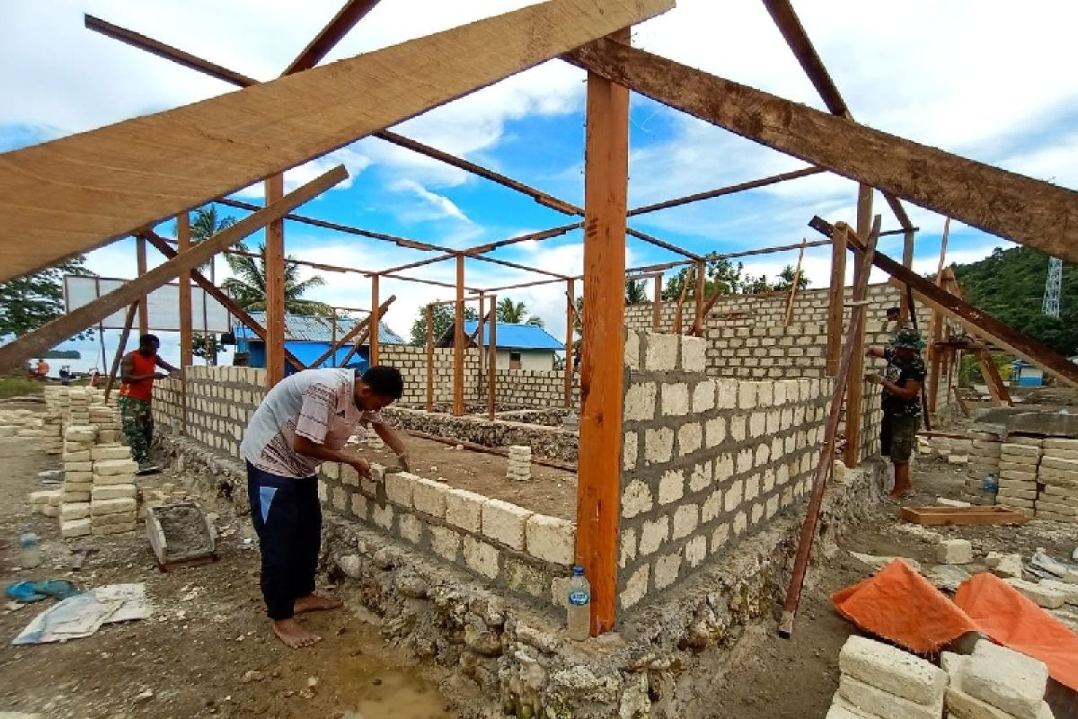 Satgas TMMD bersama warga Miosnum Yapen lanjutkan bangun rumah