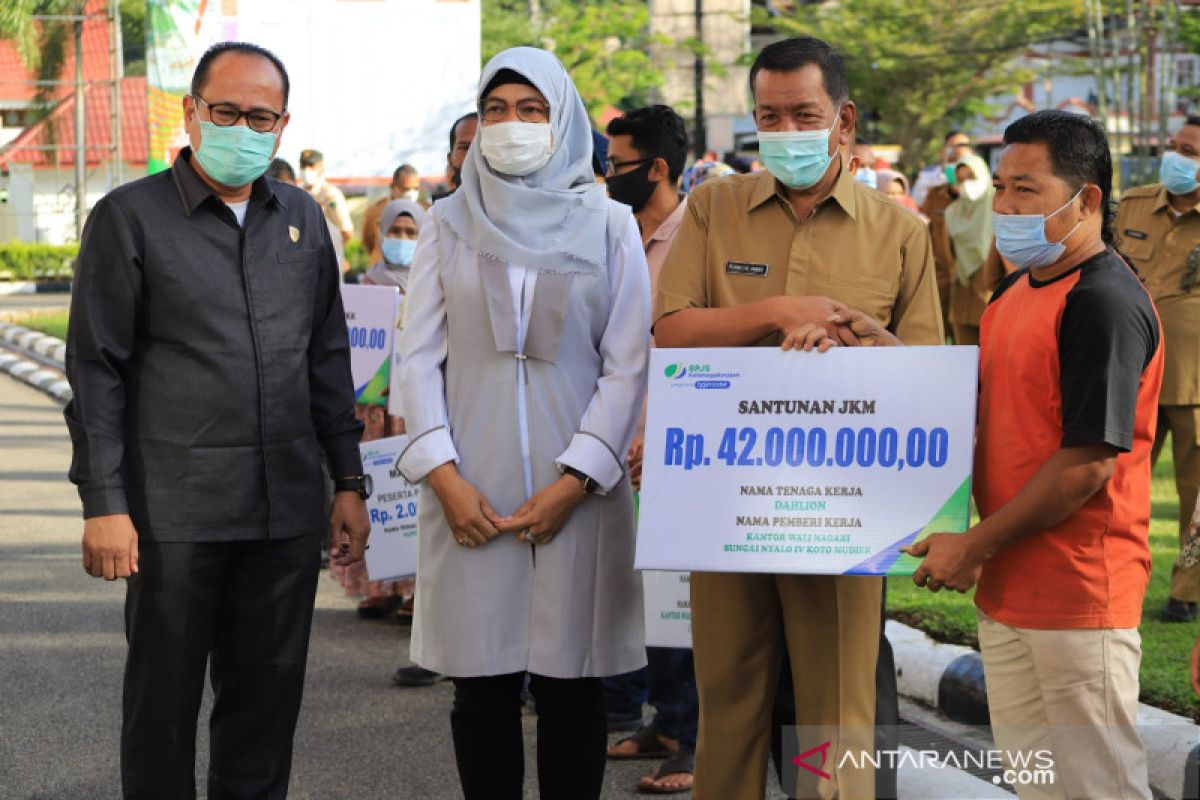 Bupati Pesisir Selatan serahkan ratusan juta rupiah santunan dari BPJS Ketenagakerjaan