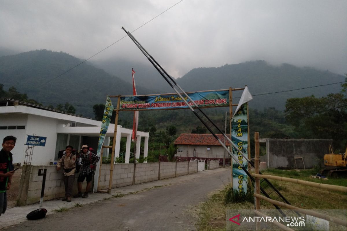 Jalur wisata pendakian Gunung Guntur ditutup karena ada pendaki  hilang