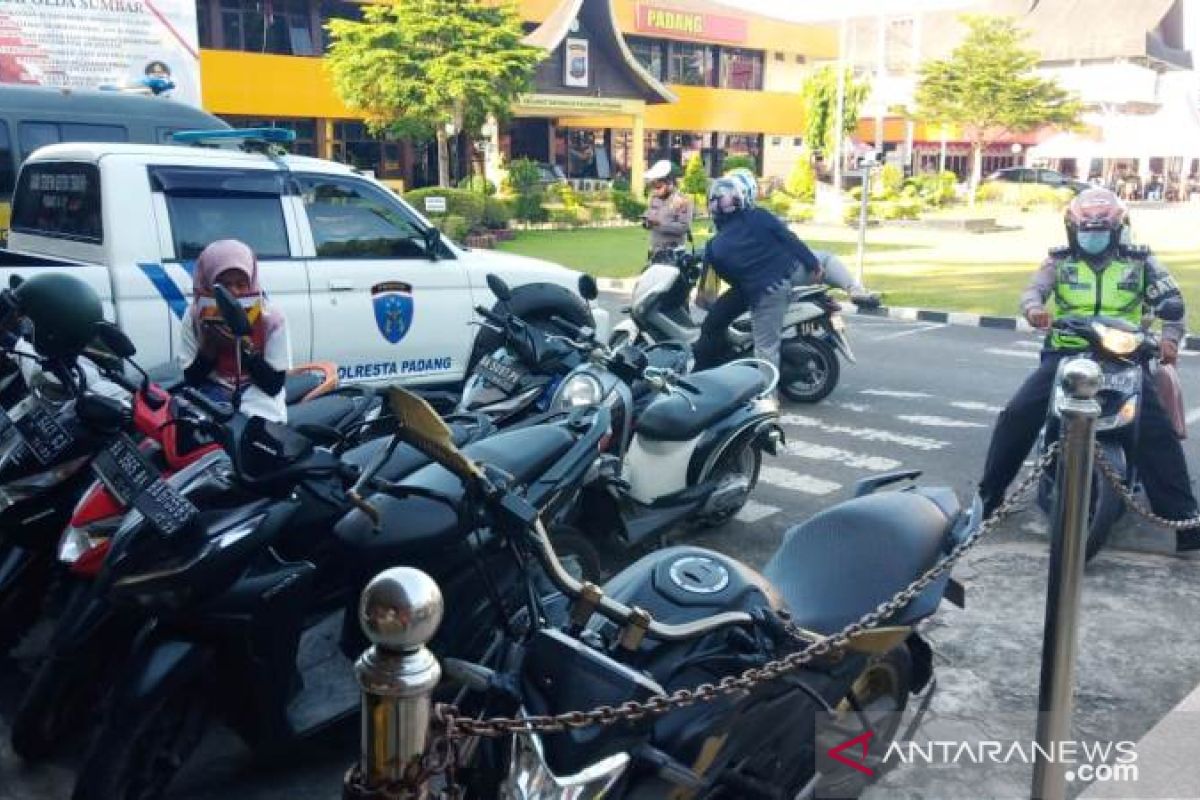 Hari pertama Operasi Patuh Singgalang, Polresta Padang tindak belasan pengendara