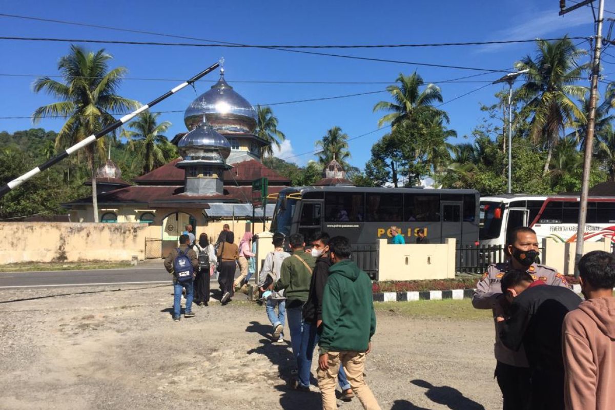 Dari Pasaman polisi kirim 91 orang ke Padang dengan pengawalan Satlantas, siapa mereka..?