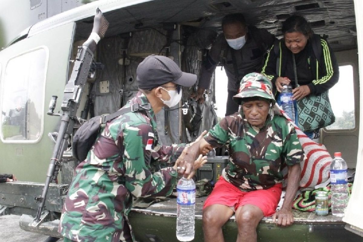 Bupati Pegunungan Bintang dampingi nakes Gerald Sokoy ke Sentani