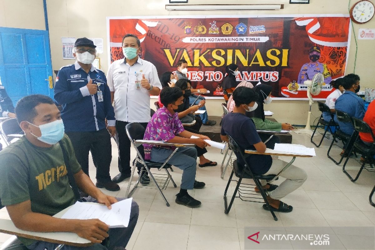 STIE Sampit vaksinasi 500 orang cegah penularan COVID-19