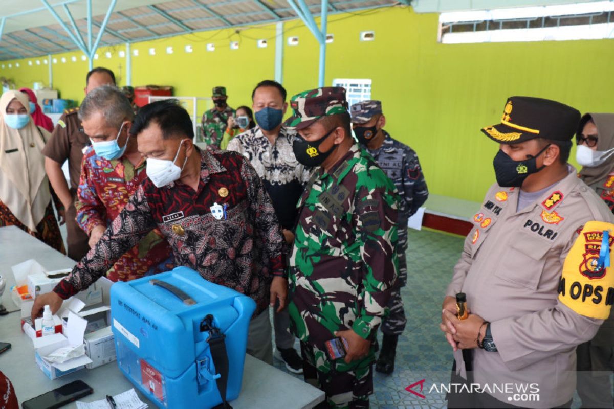 TNI Polri gelar serbuan vaksinasi untuk pelajar di Meranti