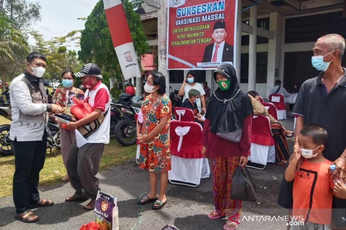 Agustiar bersama media di Kalteng bagikan paket sembako