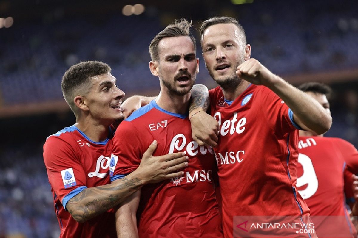 Napoli mencengkeram posisi puncak