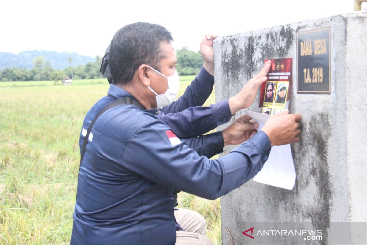 Satgas Madago Raya sebar foto empat DPO MIT kepada masyarakat