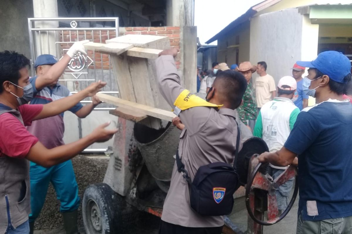 Bhabinkamtibmas Desa Baru Gotong Royong Renovasi Masjid Bersama Warga