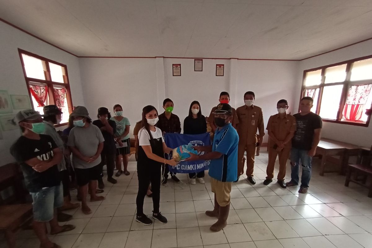 GAMKI Minahasa bantu korban banjir bandang di Minahasa Tenggara