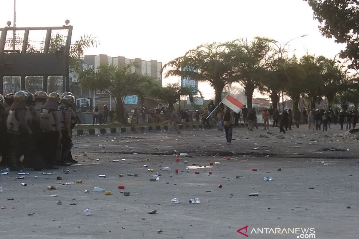 Polisi lepaskan seorang pengunjuk rasa peringatan kematian Randi-Yusuf