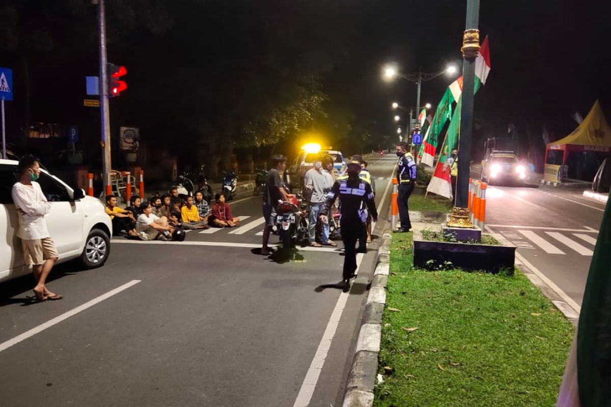 Satpol PP aktif menertibkan jam malam meski Mataram level dua