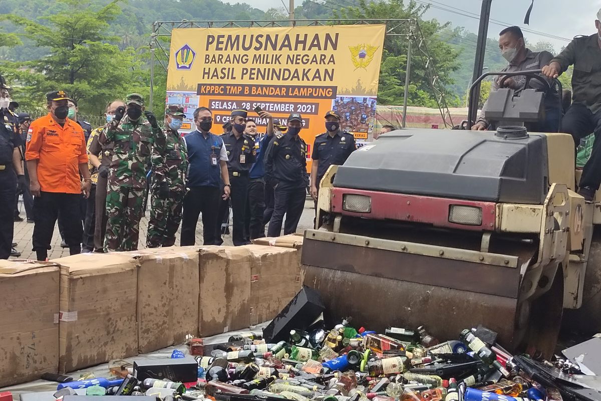 Bea Cukai Bandarlampung musnahkan barang sitaan milik negara senilai Rp32,4 miliar