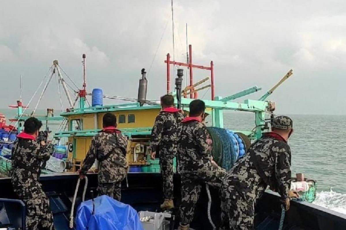 Kapal trawl berbendera Malaysia dinakhodai WNI ditangkap di perairan Selat Malaka