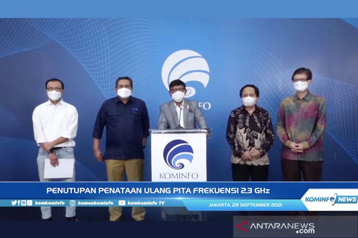 Penataan ulang pita frekuensi radio 2,1GHz untuk tiga jaringan seluler