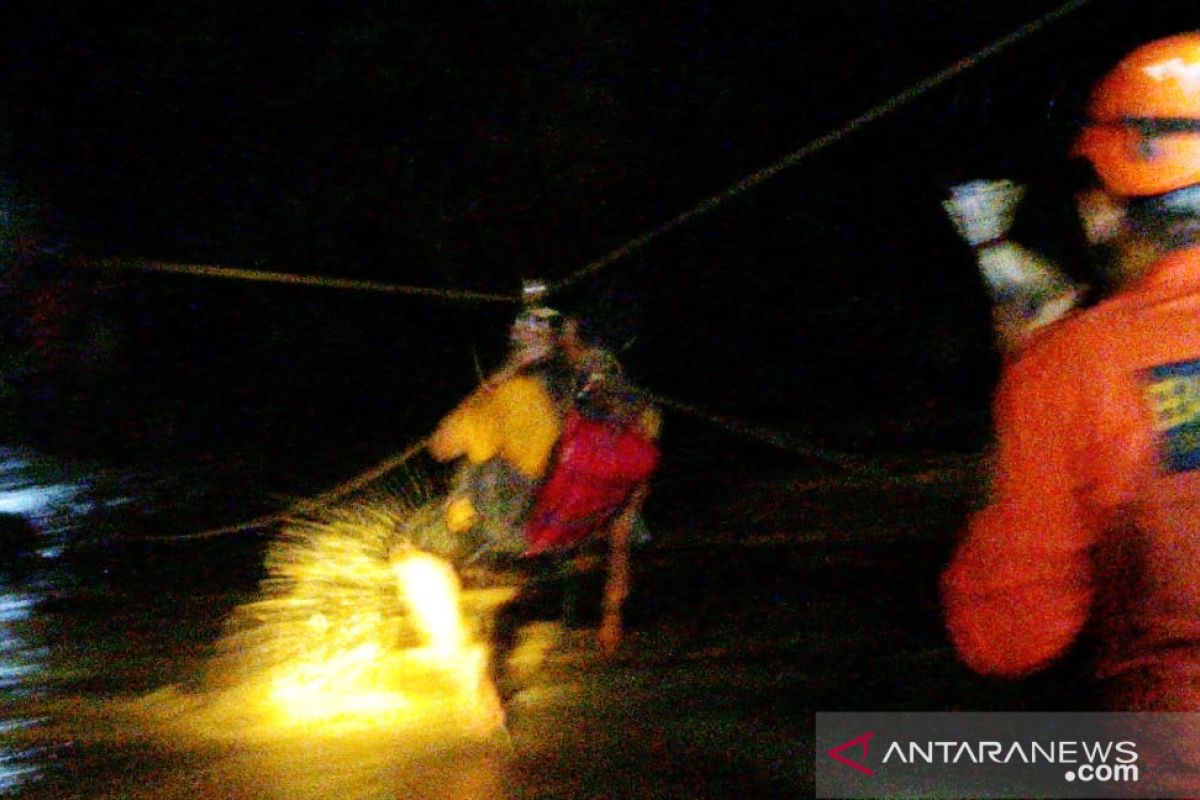 Tujuh anak terjebak sungai di Padang