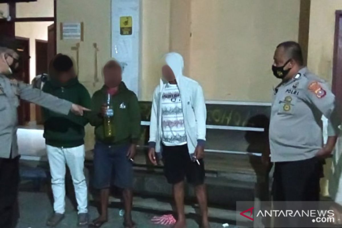 Polisi Banggai bubarkan warga sedang pesta miras