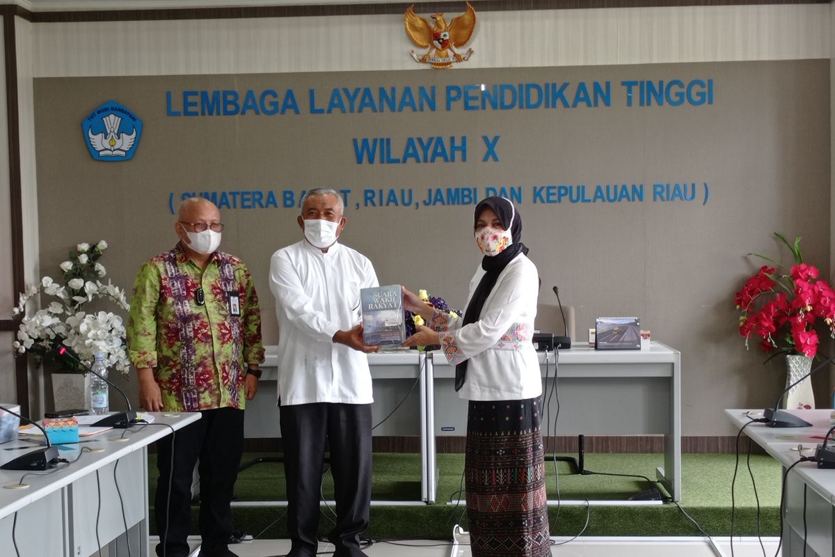 Bersama 10 PTS,  LLDIKTI-X terimah hibah buku Mochtar Naim dari Amna Foundation